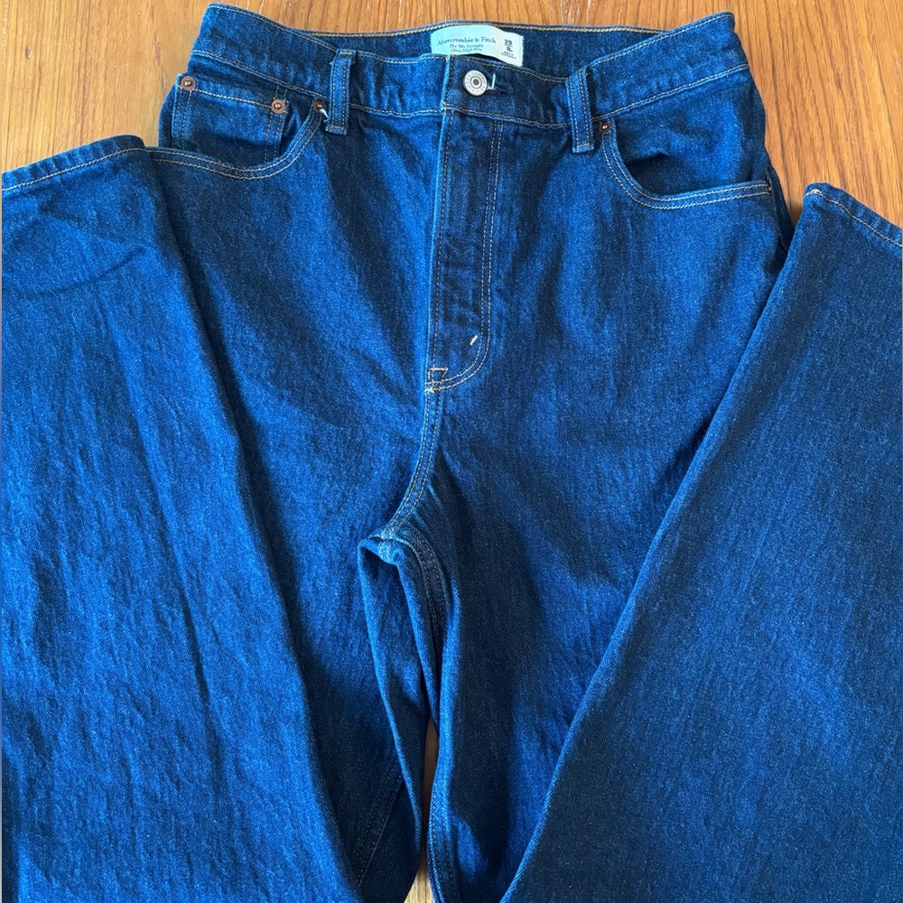 Abercrombie 90’s Straight Ultra High Rise Jeans 
Size 29/8R
